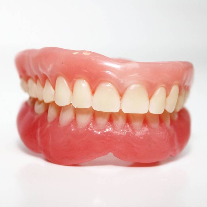 kunstgebit bij de tandarts | pijnloos trekken tanden en kiezen | tandarts maastricht